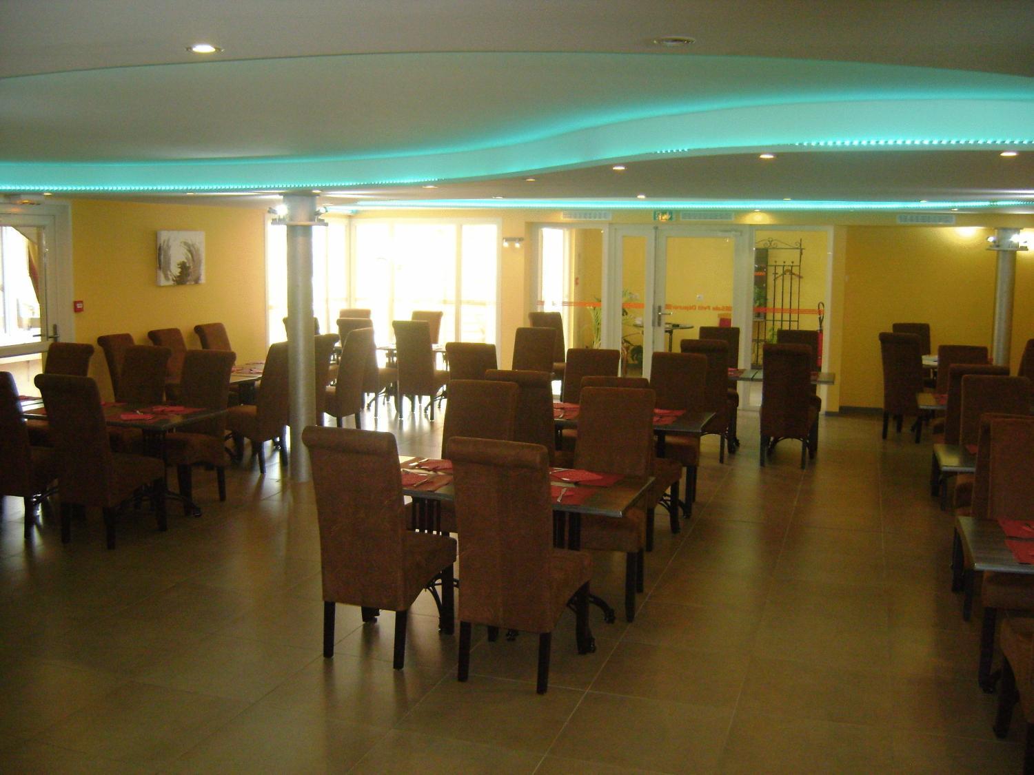 Hotel Le Richevaux Neufchâteau Екстериор снимка