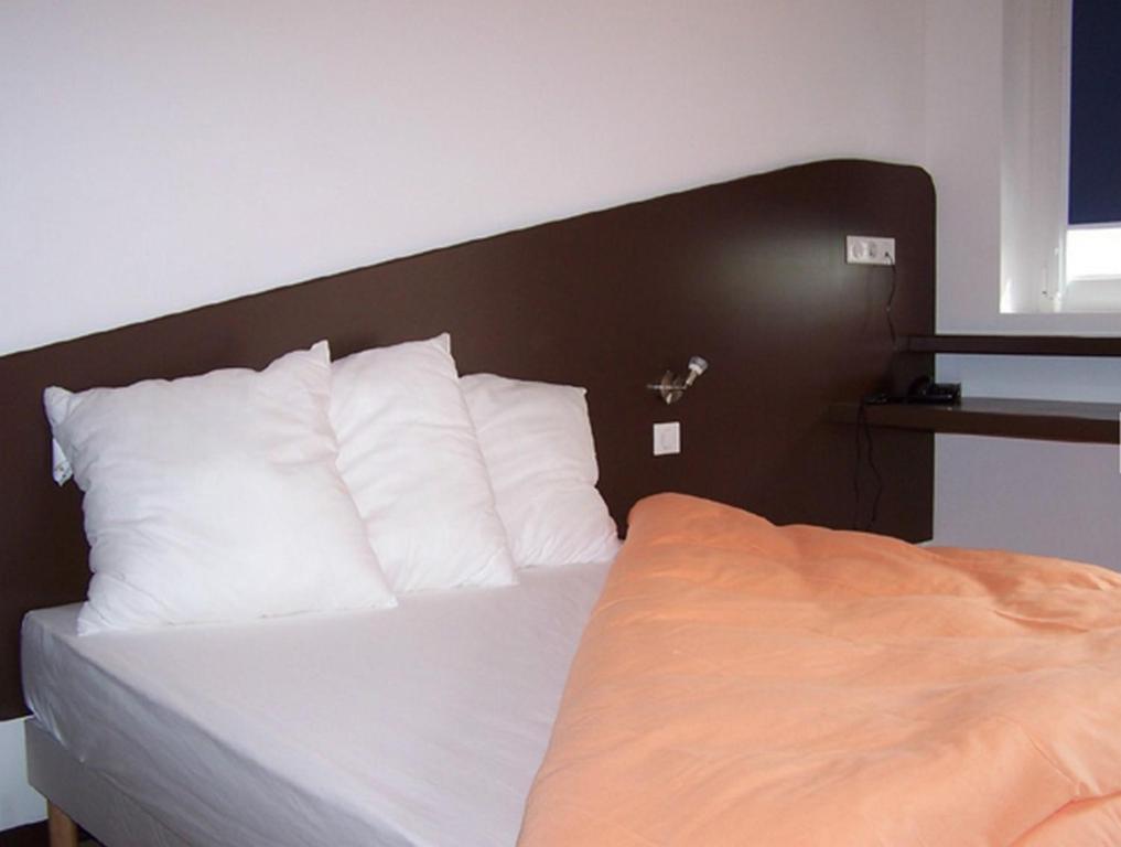 Hotel Le Richevaux Neufchâteau Екстериор снимка